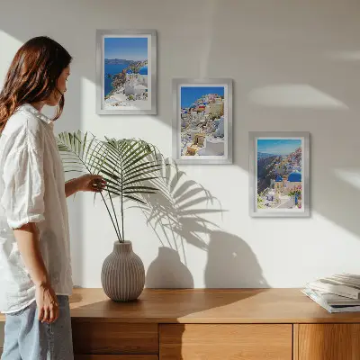 Bilderwand mit Landschaftsansichten der Stadt Oia auf Santorin in Griechenland