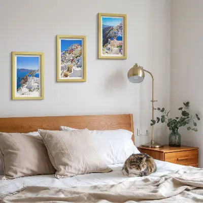 Bilderwand mit Landschaftsansichten der Stadt Oia auf Santorin in Griechenland