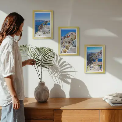 Bilderwand mit Landschaftsansichten der Stadt Oia auf Santorin in Griechenland