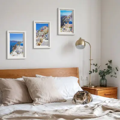 Bilderwand mit Landschaftsansichten der Stadt Oia auf Santorin in Griechenland