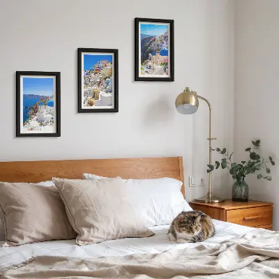 Bilderwand mit Landschaftsansichten der Stadt Oia auf Santorin in Griechenland