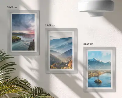 Bilderwand mit malerischen Berglandschaften und Wasserfällen in der Natur