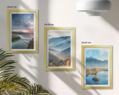 Bilderwand mit malerischen Berglandschaften und Wasserfällen in der Natur
