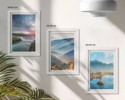 Bilderwand mit malerischen Berglandschaften und Wasserfällen in der Natur
