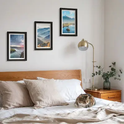 Bilderwand mit malerischen Berglandschaften und Wasserfällen in der Natur