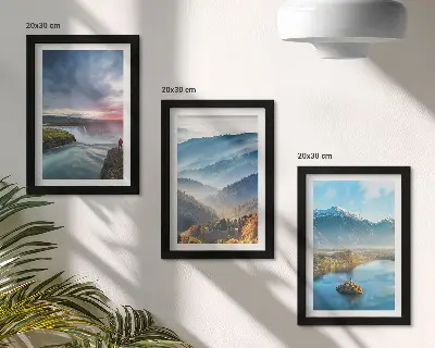 Bilderwand mit malerischen Berglandschaften und Wasserfällen in der Natur