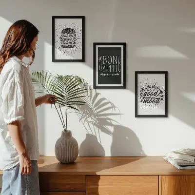Bilderwand mit Grafiken und Slogans rund ums Thema Essen und Kulinarik