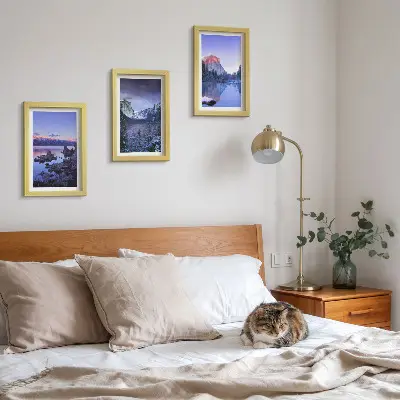 Bilderwand mit Berglandschaften in der Abenddämmerung und Ausblicken aufs Wasser