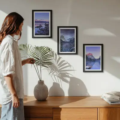 Bilderwand mit Berglandschaften in der Abenddämmerung und Ausblicken aufs Wasser