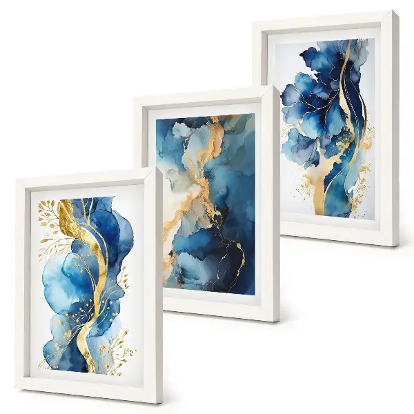 Bilderwand mit blauen abstrakten Mustern und zarten Akzenten
