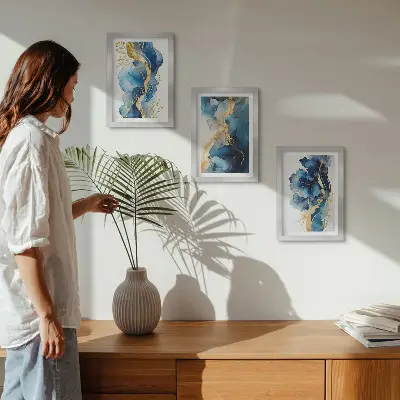 Bilderwand mit blauen abstrakten Mustern und zarten Akzenten
