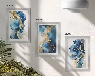 Bilderwand mit blauen abstrakten Mustern und zarten Akzenten