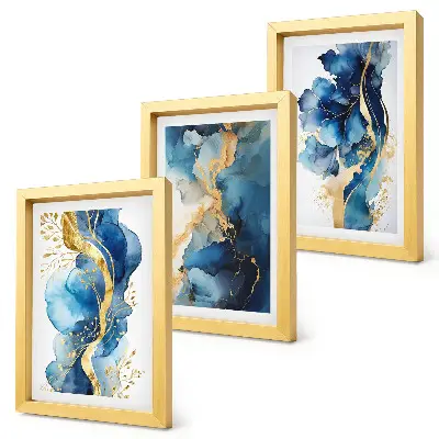 Bilderwand mit blauen abstrakten Mustern und zarten Akzenten