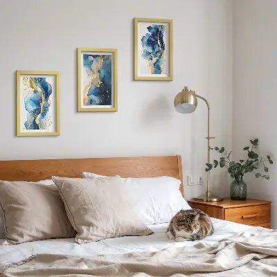 Bilderwand mit blauen abstrakten Mustern und zarten Akzenten