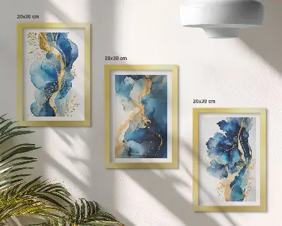 Bilderwand mit blauen abstrakten Mustern und zarten Akzenten