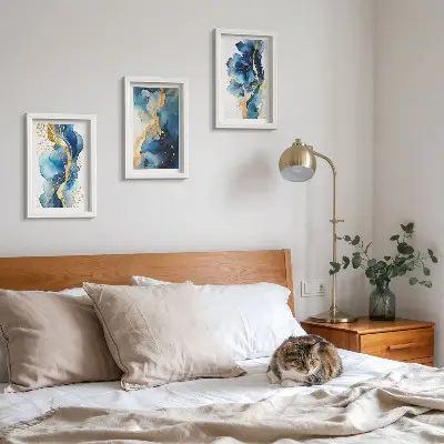 Bilderwand mit blauen abstrakten Mustern und zarten Akzenten