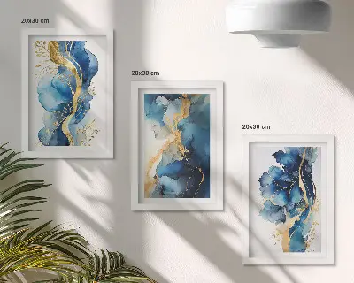 Bilderwand mit blauen abstrakten Mustern und zarten Akzenten