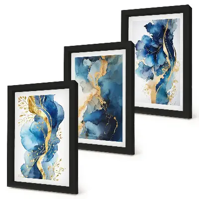 Bilderwand mit blauen abstrakten Mustern und zarten Akzenten