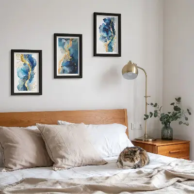 Bilderwand mit blauen abstrakten Mustern und zarten Akzenten