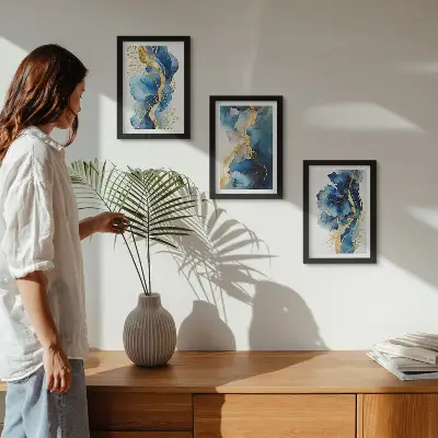 Bilderwand mit blauen abstrakten Mustern und zarten Akzenten