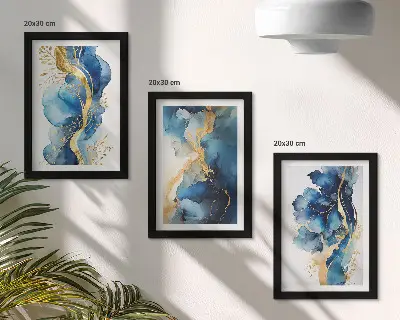Bilderwand mit blauen abstrakten Mustern und zarten Akzenten