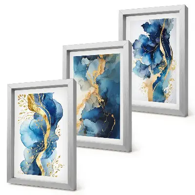 Bilderwand mit blauen abstrakten Mustern und zarten Akzenten