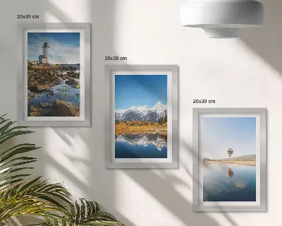 Bilderwand mit Naturansichten von Leuchtturm, Bergen, See und Ballon