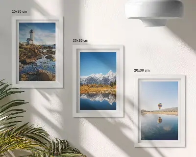 Bilderwand mit Naturansichten von Leuchtturm, Bergen, See und Ballon