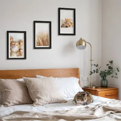 Bilderwand mit niedlichen Tieren wie Katzen und Hunden in zartem Gras im Boho-Stil