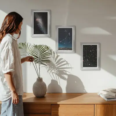 Bilderwand mit Galaxien und Sternen des Sternbilds Steinbock