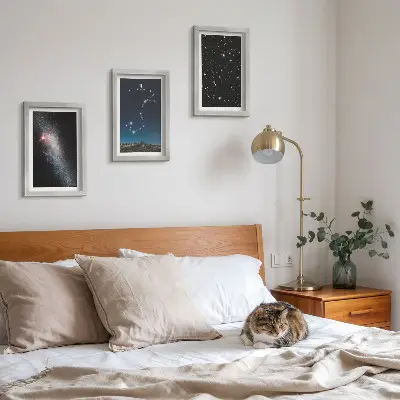 Bilderwand mit kosmischen Landschaften von Galaxien und dem Sternbild Skorpion
