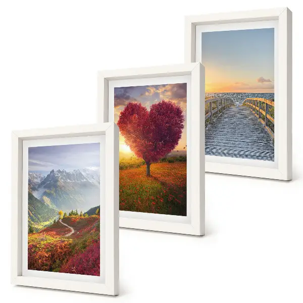Bilderwand mit Berglandschaften und herzförmigem Baumsteg