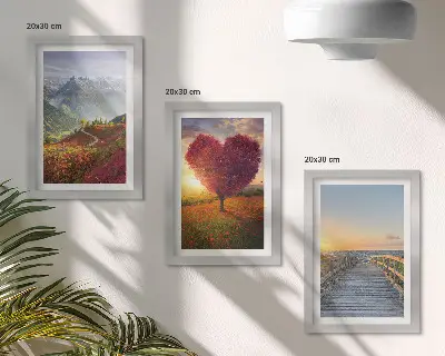 Bilderwand mit Berglandschaften und herzförmigem Baumsteg