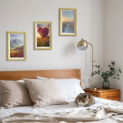 Bilderwand mit Berglandschaften und herzförmigem Baumsteg