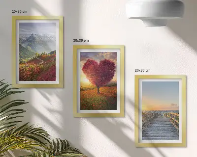 Bilderwand mit Berglandschaften und herzförmigem Baumsteg