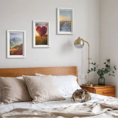 Bilderwand mit Berglandschaften und herzförmigem Baumsteg