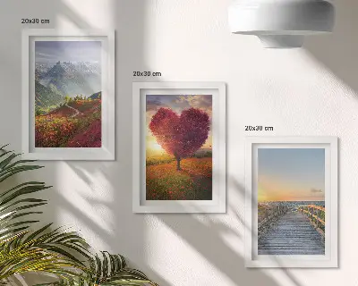 Bilderwand mit Berglandschaften und herzförmigem Baumsteg