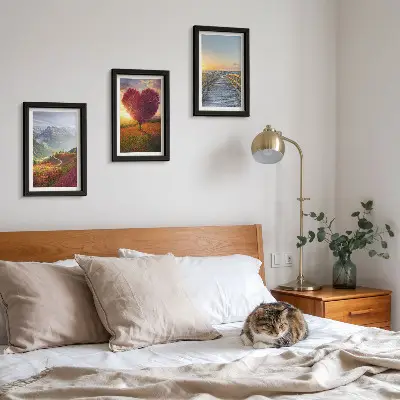 Bilderwand mit Berglandschaften und herzförmigem Baumsteg