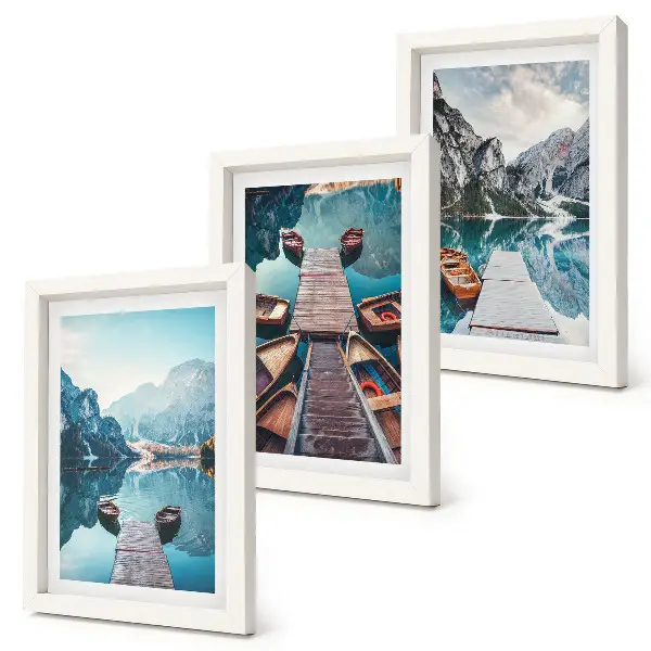 Bilderwand mit Motiv eines ruhigen Sees mit Holzstegen und Booten
