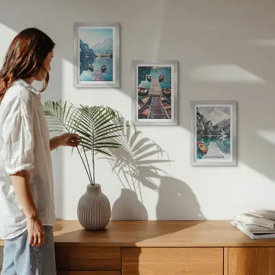 Bilderwand mit Motiv eines ruhigen Sees mit Holzstegen und Booten