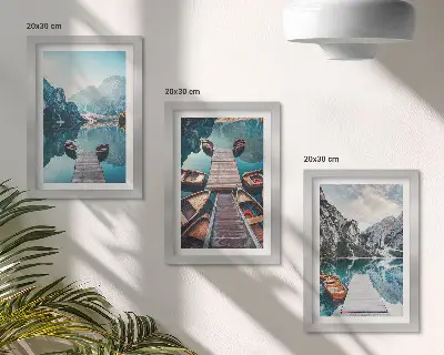 Bilderwand mit Motiv eines ruhigen Sees mit Holzstegen und Booten