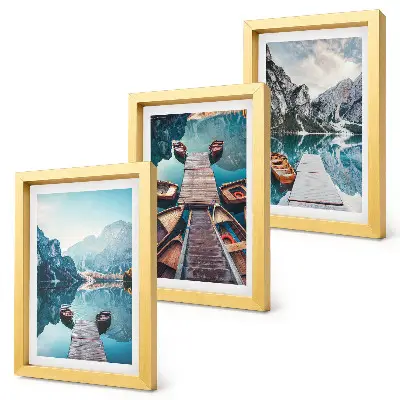 Bilderwand mit Motiv eines ruhigen Sees mit Holzstegen und Booten