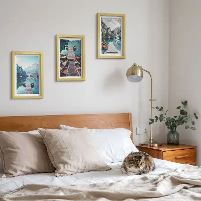 Bilderwand mit Motiv eines ruhigen Sees mit Holzstegen und Booten