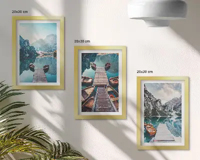 Bilderwand mit Motiv eines ruhigen Sees mit Holzstegen und Booten