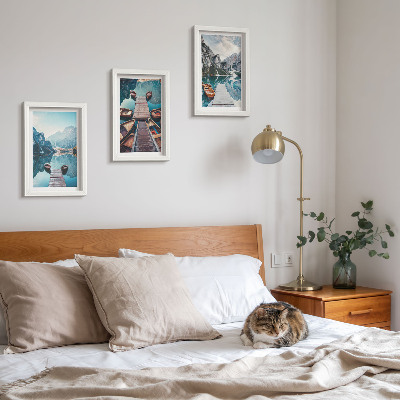 Bilderwand Ein ruhiger See mit Holzstegen und Booten