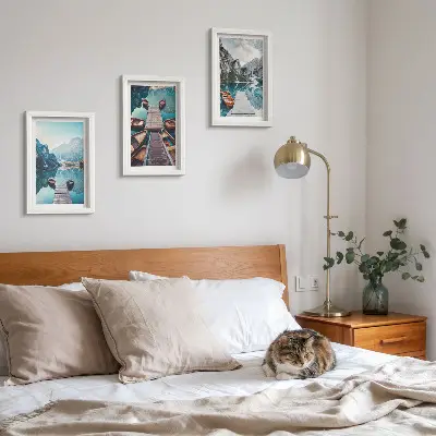 Bilderwand mit Motiv eines ruhigen Sees mit Holzstegen und Booten