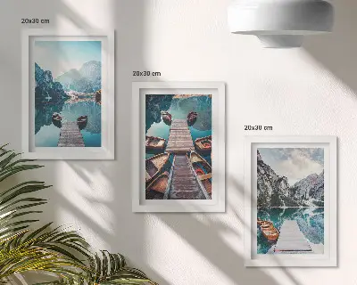 Bilderwand mit Motiv eines ruhigen Sees mit Holzstegen und Booten