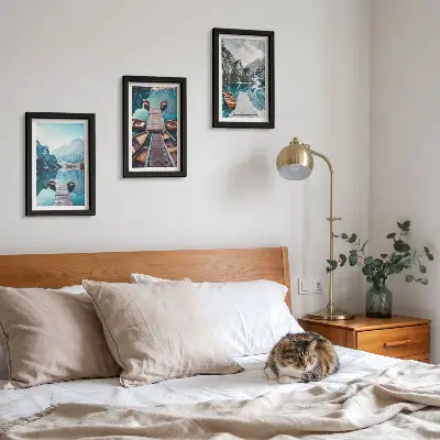 Bilderwand mit Motiv eines ruhigen Sees mit Holzstegen und Booten