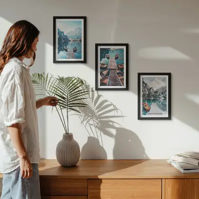 Bilderwand mit Motiv eines ruhigen Sees mit Holzstegen und Booten