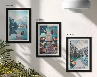Bilderwand mit Motiv eines ruhigen Sees mit Holzstegen und Booten